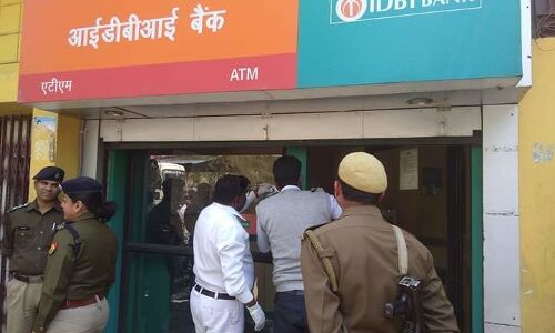बेखौफ चोरों ने किया एटीएम पर हाथ साफ