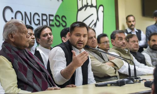 कांग्रेस बिहार में महागठबंधन के दबाब में आई, आरजेडी और हम का पलड़ा भारी