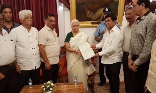 गोवा: कांग्रेस के सभी विधायकों ने राज्यपाल से की मुलाकात, सरकार बनाने का दावा जताया गोवा: कांग्रेस के सभी विधायकों ने राज्यपाल से की मुलाकात, सरकार बनाने का दावा जताया