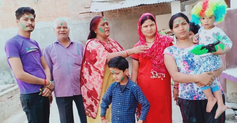 चारो तरफ रही धूम,होली के चटक रंगों में सराबोर हुए लोग, मस्ती में झूमे नाचे, गले मिलकर दी बधाई चारो तरफ रही धूम,होली के चटक रंगों में सराबोर हुए लोग, मस्ती में झूमे नाचे, गले मिलकर दी बधाई