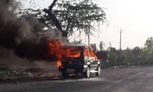 एटा : बस की टक्कर से बाइक सवार की मौत पर बवाल, आक्रोशित भीड़ ने सीओ की गाड़ी में लगाई आग एटा : बस की टक्कर से बाइक सवार की मौत पर बवाल, आक्रोशित भीड़ ने सीओ की गाड़ी में लगाई आग