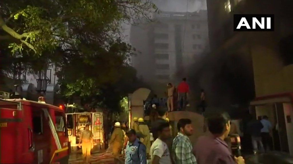 दिल्ली : AIIMS के ट्रॉमा सेंटर में लगी आग, दमकल की 4 गाड़ियां मौके पर मौजूद