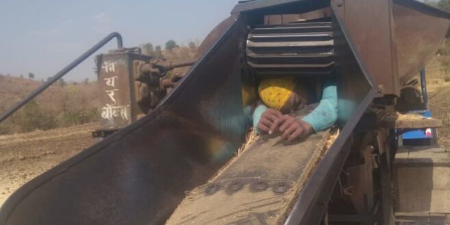 किसान ऐसा फिसला कि चला गया थ्रेसर में, शव ढूढते रह गये परिजन किसान ऐसा फिसला कि चला गया थ्रेसर में, शव ढूढते रह गये परिजन