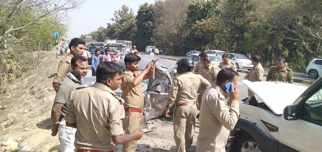 हाइवे पर टकराई कारें, आईबी अफसर व बेटे की मौत, पीएसी सेनानायक घायल हाइवे पर टकराई कारें, आईबी अफसर व बेटे की मौत, पीएसी सेनानायक घायल