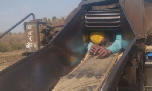 किसान ऐसा फिसला कि चला गया थ्रेसर में,  शव ढूढते रह गये परिजन