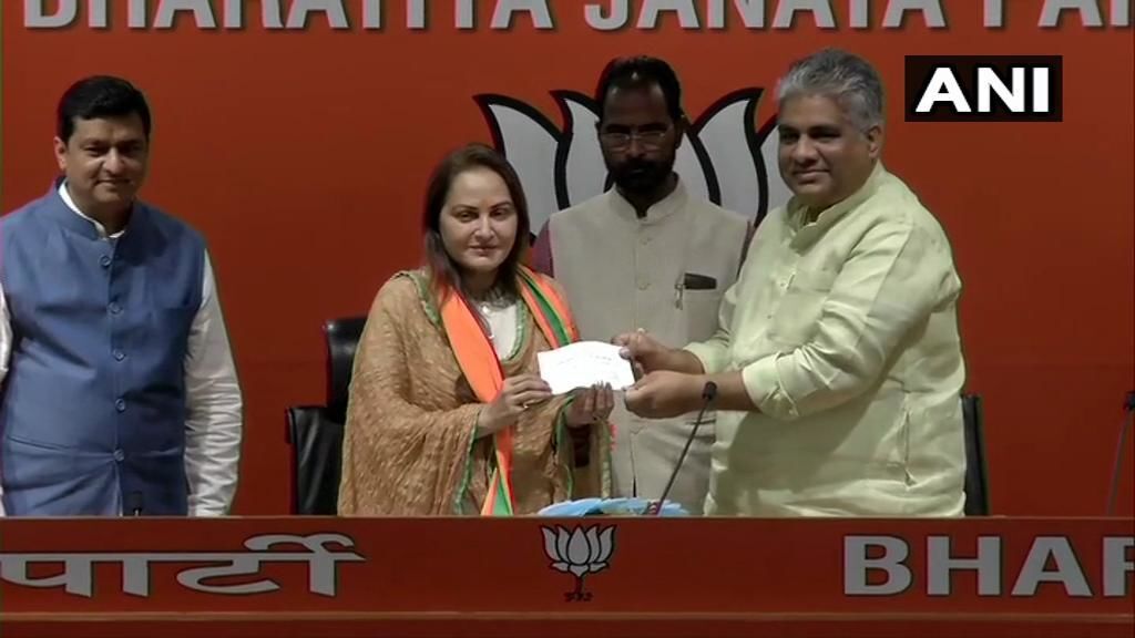 बीजपी में शामिल हुईं जयाप्रदा, रामपुर से आजम को दे सकती हैं चुनौती बीजपी में शामिल हुईं जयाप्रदा, रामपुर से आजम को दे सकती हैं चुनौती