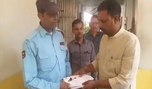 बीजेपी छोड़ सपा में शामिल हुआ ये सांसद, पार्टी ऑफिस में चौकीदार को सौंपा इस्तीफ़ा बीजेपी छोड़ सपा में शामिल हुआ ये सांसद, पार्टी ऑफिस में चौकीदार को सौंपा इस्तीफ़ा