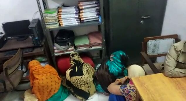 काफी दिनों से चल रहे सेक्स रैकेट का पुलिस ने किया भंडाफोड़, आपत्तिजनक हालत में युवक-युवतियां गिरफ्तार! काफी दिनों से चल रहे सेक्स रैकेट का पुलिस ने किया भंडाफोड़, आपत्तिजनक हालत में युवक-युवतियां गिरफ्तार!