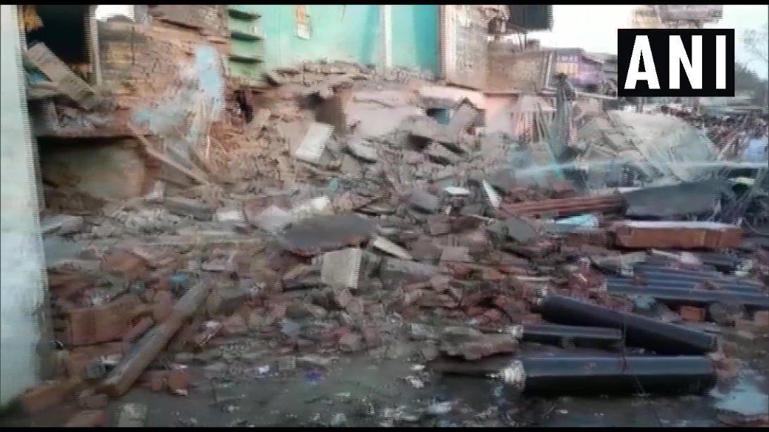 जौनपुर में बड़ा हादसा : घर में ऑक्सीजन सिलेंडर ब्लॉस्ट, 5 की मौत जौनपुर में बड़ा हादसा : घर में ऑक्सीजन सिलेंडर ब्लॉस्ट, 5 की मौत