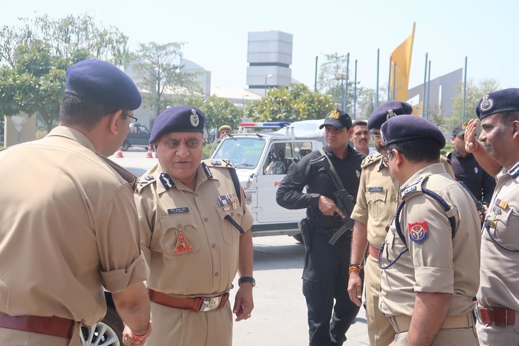 डीजीपी ओपी सिंह ने यूपी की सीमा से सटे राज्यों के अधिकारीयों के साथ नोएडा में की बैठक, चुनाव को लेकर की बातचीत डीजीपी ओपी सिंह ने यूपी की सीमा से सटे राज्यों के अधिकारीयों के साथ नोएडा में की बैठक, चुनाव को लेकर की बातचीत