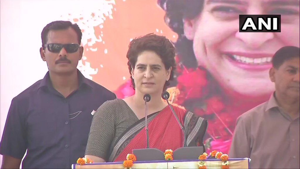 अयोध्या में बोलीं प्रियंका हम जुमलेबाजी नहीं करते, PM विदेश जाते हैं लेकिन गांवों में नहीं जाते अयोध्या में बोलीं प्रियंका हम जुमलेबाजी नहीं करते, PM विदेश जाते हैं लेकिन गांवों में नहीं जाते