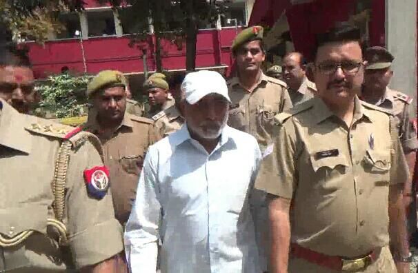 एक लाख के इनामी कुख्यात सुशील मूंछ ने कोर्ट में किया सरेंडर, पुलिस विभाग में हडकम्प एक लाख के इनामी कुख्यात सुशील मूंछ ने कोर्ट में किया सरेंडर, पुलिस विभाग में हडकम्प