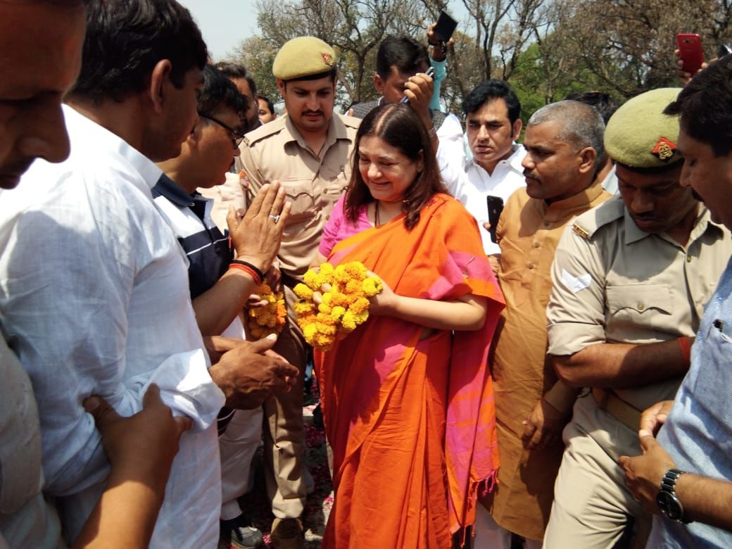 मेनका भावुक होकर बोलीं, जब विधवा हुई तब मैं 23 साल की और उनका बेटा वरुण मात्र 100 दिन का था! मेनका भावुक होकर बोलीं, जब विधवा हुई तब मैं 23 साल की और उनका बेटा वरुण मात्र 100 दिन का था!