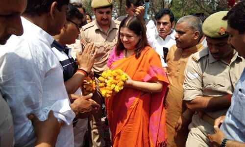 मेनका भावुक होकर बोलीं, जब विधवा हुई तब मैं 23 साल की और उनका बेटा वरुण मात्र 100 दिन का था!