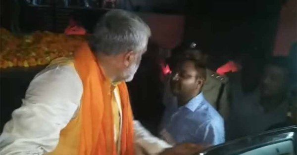 आचार सहिंता उल्लघन पर बिगड़े केंद्रीय मंत्री के बोल, तो तुम्हें हथकड़ी लगाओगे है औकात तुम्हारी, देखें वीडियो आचार सहिंता उल्लघन पर बिगड़े केंद्रीय मंत्री के बोल, तो तुम्हें हथकड़ी लगाओगे है औकात तुम्हारी, देखें वीडियो