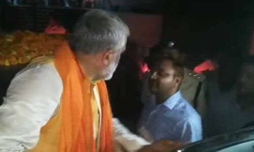 आचार सहिंता उल्लघन पर बिगड़े केंद्रीय मंत्री के बोल, तो तुम्हें हथकड़ी लगाओगे है औकात तुम्हारी, देखें वीडियो आचार सहिंता उल्लघन पर बिगड़े केंद्रीय मंत्री के बोल, तो तुम्हें हथकड़ी लगाओगे है औकात तुम्हारी, देखें वीडियो