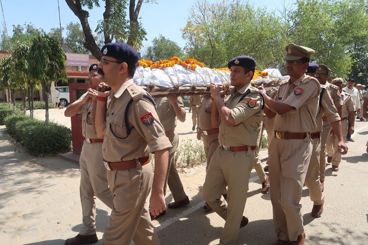 नोएडा में दुर्घटना में घायल सब इंस्पेक्टर कृष्णपाल सिंह का उपचार के दौरान निधन, एसएसपी ने कांधा देकर शव घर भिजवाया नोएडा में दुर्घटना में घायल सब इंस्पेक्टर कृष्णपाल सिंह का उपचार के दौरान निधन, एसएसपी ने कांधा देकर शव घर भिजवाया