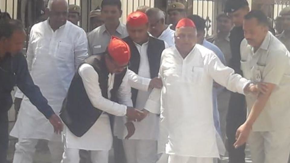 लोकसभा 2019 : मुलायम ने मैनपुरी से भरा नामांकन, BSP नेता भी प्रस्तावक, अखिलेश समेत कई नेता रहे मौजूद
