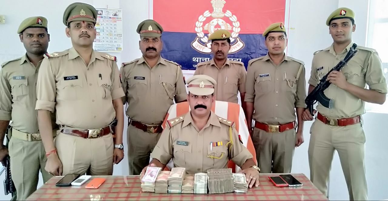 संतकबीरनगर पुलिस ने बरामद किया स्कोर्पियो से  5 लाख रूपया