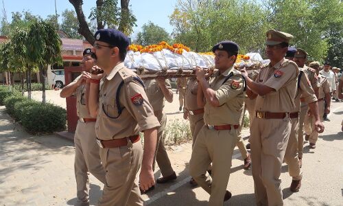 नोएडा में दुर्घटना में घायल सब इंस्पेक्टर कृष्णपाल सिंह का उपचार के दौरान निधन, एसएसपी ने कांधा देकर शव घर भिजवाया नोएडा में दुर्घटना में घायल सब इंस्पेक्टर कृष्णपाल सिंह का उपचार के दौरान निधन, एसएसपी ने कांधा देकर शव घर भिजवाया