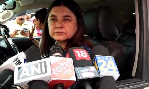 बरकरार है मेनका का अड़ियल रवैया, भीड़ देखकर कैसे बिदकी गांधी परिवार की बहू!