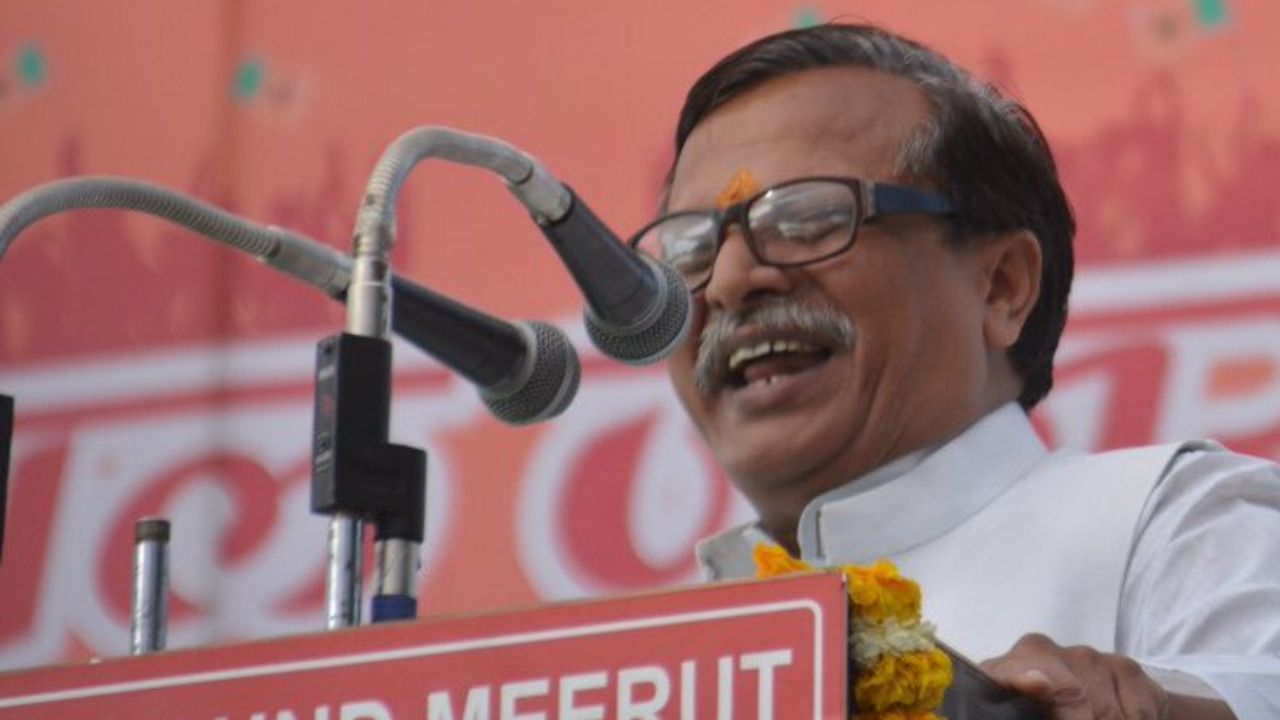 बीजेपी नेता ने मंच से इतनी बार बोला कमल कि सांस फूल गई, देखिए- VIDEO बीजेपी नेता ने मंच से इतनी बार बोला कमल कि सांस फूल गई, देखिए- VIDEO