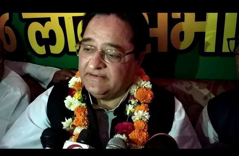 सपा-बसपा गठबंधन उम्मीदवार ने उड़ाई आचार सहिंता की धज्जियां, जब भीड़ बोली मेरे तीन सौ रूपये कौन देगा?