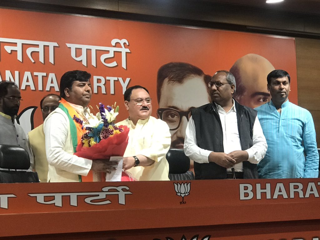 सपा-बसपा गठबंधन को झटका, गोरखपुर में BJP को हराने वाले सपा सांसद प्रवीण निषाद ने थामा कमल