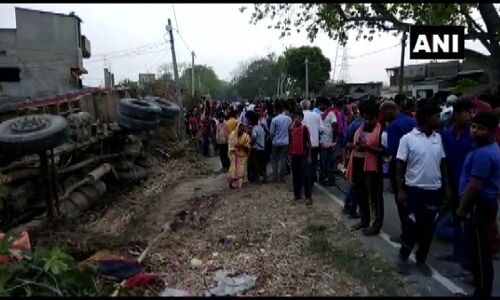 बिहार में झोपडी में घुसा ट्रक, तांश खेल रहे लोंगों के उपर गिरा, आठ लोंगों की दबकर दर्दनाक मौत बिहार में झोपडी में घुसा ट्रक, तांश खेल रहे लोंगों के उपर गिरा, आठ लोंगों की दबकर दर्दनाक मौत
