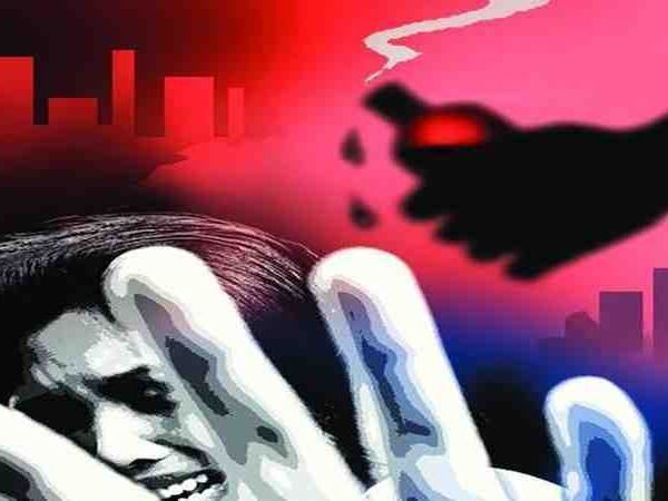 प्लीज मुझे बचा लीजिए, यह लोग मुझे मार डालेंगे, मदद के लिए सड़क पर इधर उधर दौड़ती रही कांस्टेबल प्लीज मुझे बचा लीजिए, यह लोग मुझे मार डालेंगे, मदद के लिए सड़क पर इधर उधर दौड़ती रही कांस्टेबल