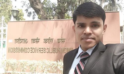 पिता ने घर बेचकर बेटे को पढ़ाया, जब मिली यह खबर की बेटा आईएएस बन गया!