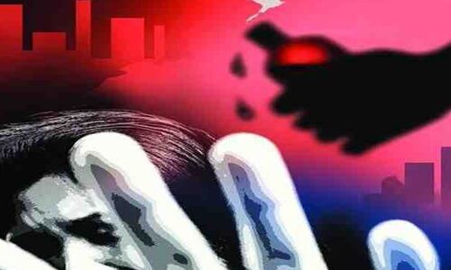 प्लीज मुझे बचा लीजिए, यह लोग मुझे मार डालेंगे, मदद के लिए सड़क पर इधर उधर दौड़ती रही कांस्टेबल प्लीज मुझे बचा लीजिए, यह लोग मुझे मार डालेंगे, मदद के लिए सड़क पर इधर उधर दौड़ती रही कांस्टेबल