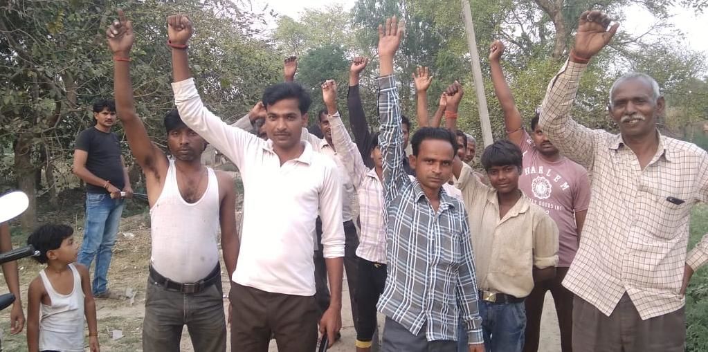 गांव की सड़कें न बनने से नाराज लोगो ने किया चुनाव बहिष्कार गांव की सड़कें न बनने से नाराज लोगो ने किया चुनाव बहिष्कार