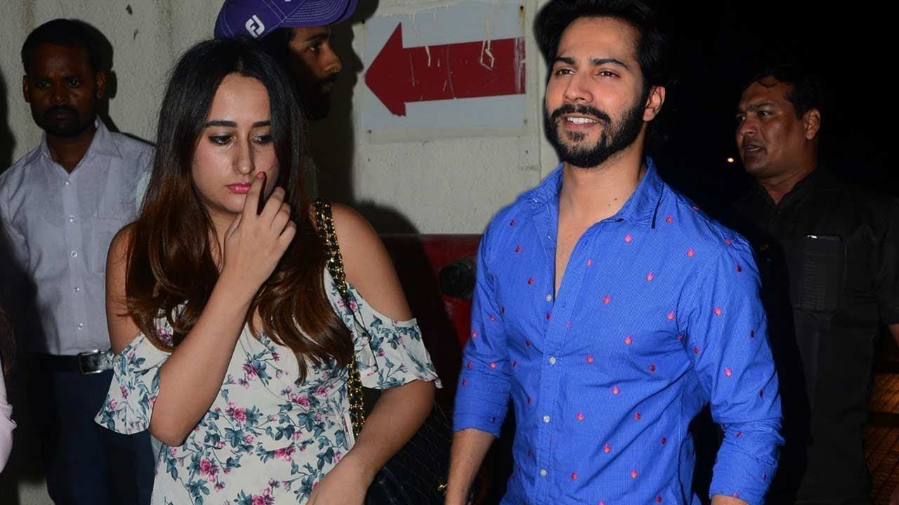 वरुण धवन के घर के बाहर महिला फैन ने किया हंगामा, दी गर्लफ्रेंड को जान से मारने की धमकी! वरुण धवन के घर के बाहर महिला फैन ने किया हंगामा, दी गर्लफ्रेंड को जान से मारने की धमकी!