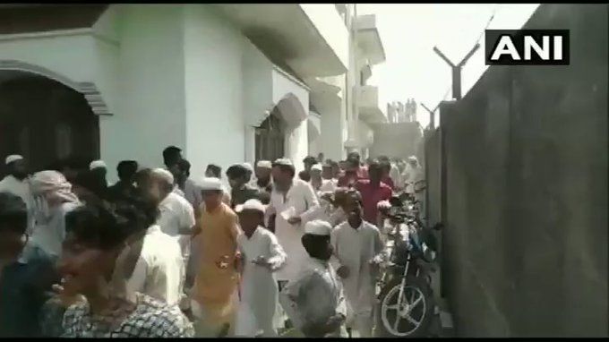 कांग्रेस की बिरियानी में हुआ झगड़ा, लाठी डंडे और जूता भी चला, पुलिस ने कई को किया गिरफ्तार कांग्रेस की बिरियानी में हुआ झगड़ा, लाठी डंडे और जूता भी चला, पुलिस ने कई को किया गिरफ्तार