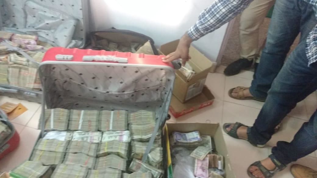 3 राज्यों के 50 ठिकानों पर आयकर व‍िभाग की रेड, कमलनाथ के OSD के यहां भी छापा