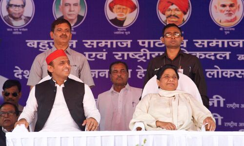 प्रयागराज की इन दो लोकसभा सीटों पर अभी तक गठबंधन प्रत्याशियों के नही हुआ एलान,कई सियासी दिग्गजों ने राजधानी में डाल रखा है डेरा प्रयागराज की इन दो लोकसभा सीटों पर अभी तक गठबंधन प्रत्याशियों के नही हुआ एलान,कई सियासी दिग्गजों ने राजधानी में डाल रखा है डेरा