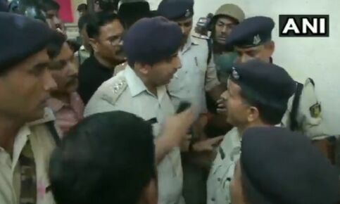 VIDEO : भोपाल में हाई वोल्ट्रेज ड्रामा, कक्कड़ के करीबी के घर पर IT की रेड, CRPF और पुलिस में कहासुनी VIDEO : भोपाल में हाई वोल्ट्रेज ड्रामा, कक्कड़ के करीबी के घर पर IT की रेड, CRPF और पुलिस में कहासुनी