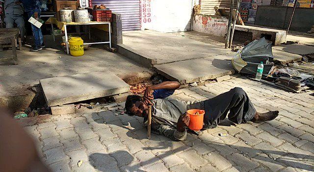 दिव्यांग की तस्वीर बना भरवा दिए रंग पर वास्तविक जीवन में रंग हैं कोशों दूर, वीडियो देखकर दिल दहल जाएगा! दिव्यांग की तस्वीर बना भरवा दिए रंग पर वास्तविक जीवन में रंग हैं कोशों दूर, वीडियो देखकर दिल दहल जाएगा!