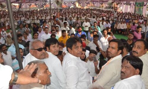 विधायक के वोट मांगने का अंदाज देख प्रत्याशी और जनता दोनों हैरान! विधायक के वोट मांगने का अंदाज देख प्रत्याशी और जनता दोनों हैरान!