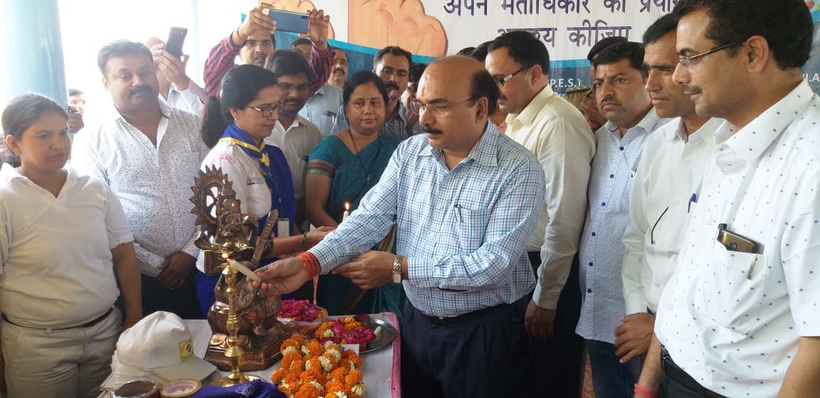 नवाचार मुहिम शानदार है,ब्लाक टॉप करने वालो बच्चे हुए सम्मानित, मतदाता जागरूकता रैली को दिखाई हरी झंडी डीएम रहे मौजूद नवाचार मुहिम शानदार है,ब्लाक टॉप करने वालो बच्चे हुए सम्मानित, मतदाता जागरूकता रैली को दिखाई हरी झंडी डीएम रहे मौजूद
