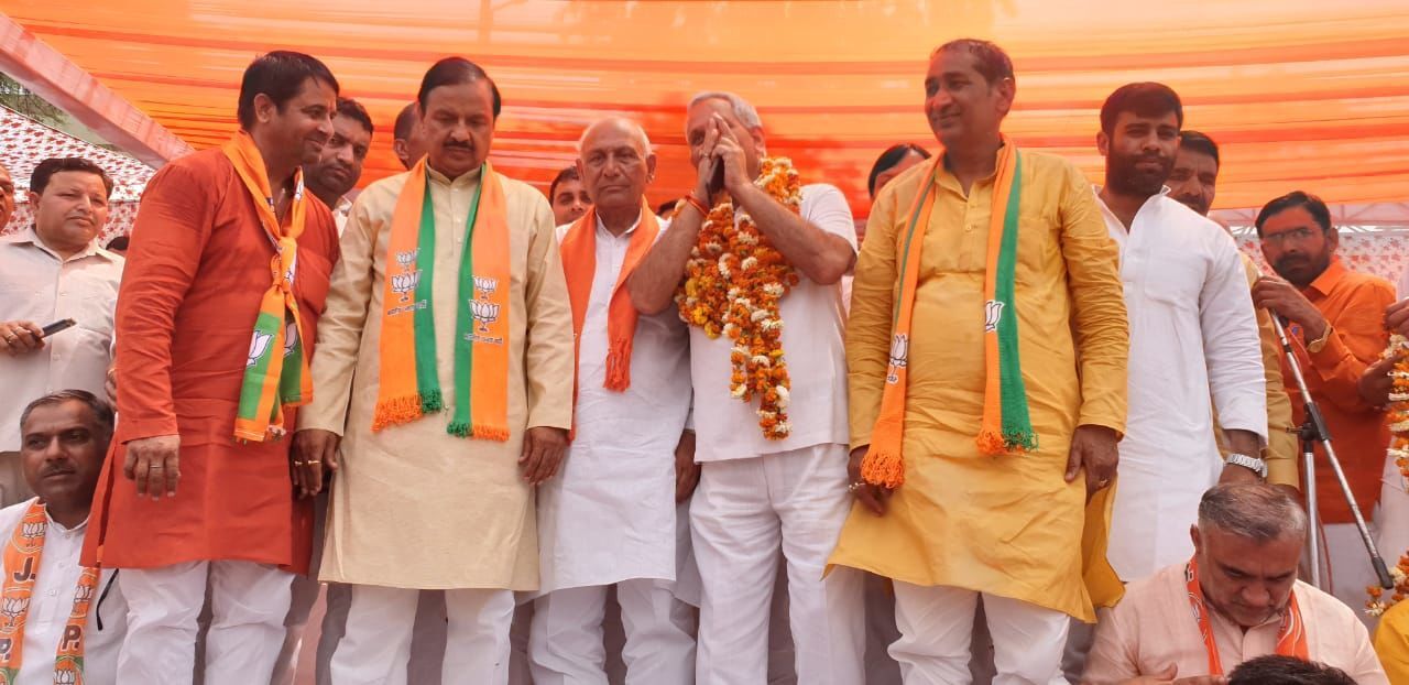 बीजेपी का सपा को एक और बड़ा झटका, पूर्व मंत्री नरेंद्र भाटी के छोटे भाई विजेंद्र सिंह भाटी सपा छोड़कर भाजपा में शामिल