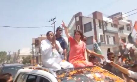 बिजनौर में प्रियंका का रोड शो : BJP कार्यकर्ताओं ने लगाए मोदी-मोदी के नारे, प्रियंका ने फूल फेंक कहा- और लगाओ