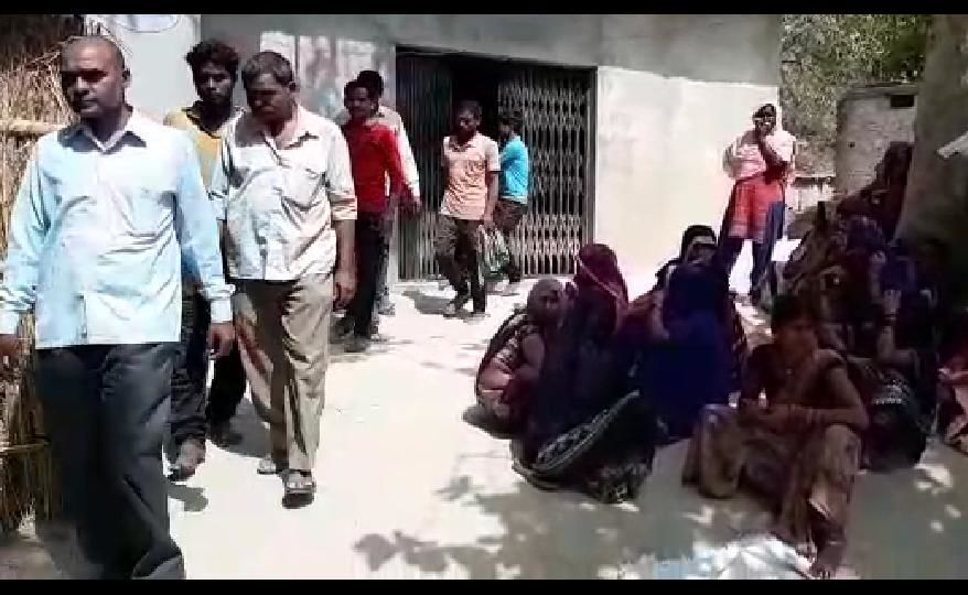 फांसी के फंदे से लटकता मिला विवाहिता का शव फांसी के फंदे से लटकता मिला विवाहिता का शव