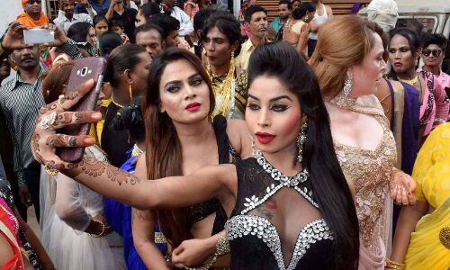 क्यों होता है किन्नरों का अंतिम संस्कार गुपचुप तरीके से, बाहरी लोग देख लें तो उनके साथ ये सुलूक होता है