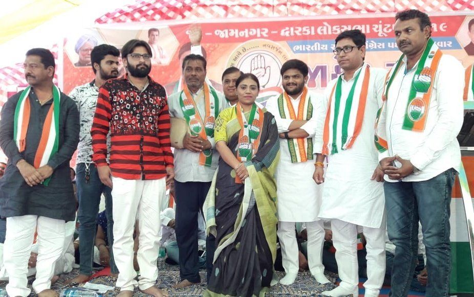 रवींद्र जडेजा की बहन कांग्रेस में शामिल, पत्नी ने थामा था BJP का हाथ रवींद्र जडेजा की बहन कांग्रेस में शामिल, पत्नी ने थामा था BJP का हाथ