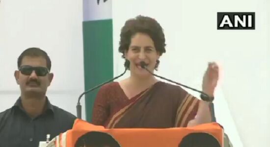 प्रियंका गांधी का PM मोदी पर हमला, कहा- राष्ट्रवादी हो तो किसानों से क्यों नहीं मिले? प्रियंका गांधी का PM मोदी पर हमला, कहा- राष्ट्रवादी हो तो किसानों से क्यों नहीं मिले?