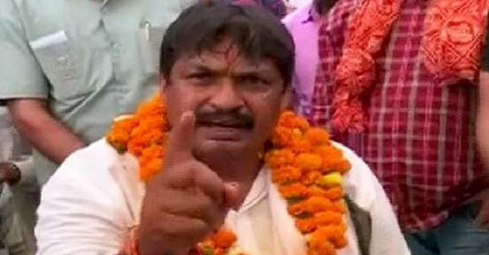 फतेहपुर सीकरी से BSP उम्मीदवार गुड्डू पंडित ने राज बब्बर को जूतों से मारने की दी धमकी, देखें वीडियो फतेहपुर सीकरी से BSP उम्मीदवार गुड्डू पंडित ने राज बब्बर को जूतों से मारने की दी धमकी, देखें वीडियो