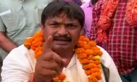 फतेहपुर सीकरी से BSP उम्मीदवार गुड्डू पंडित ने राज बब्बर को जूतों से मारने की दी धमकी, देखें वीडियो फतेहपुर सीकरी से BSP उम्मीदवार गुड्डू पंडित ने राज बब्बर को जूतों से मारने की दी धमकी, देखें वीडियो