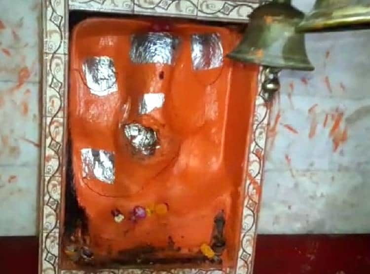 चमत्कार ? अचानक फटी हनुमान जी की प्रत‍िमा, जो न‍िकला उसे देख हैरान रह गए लोग